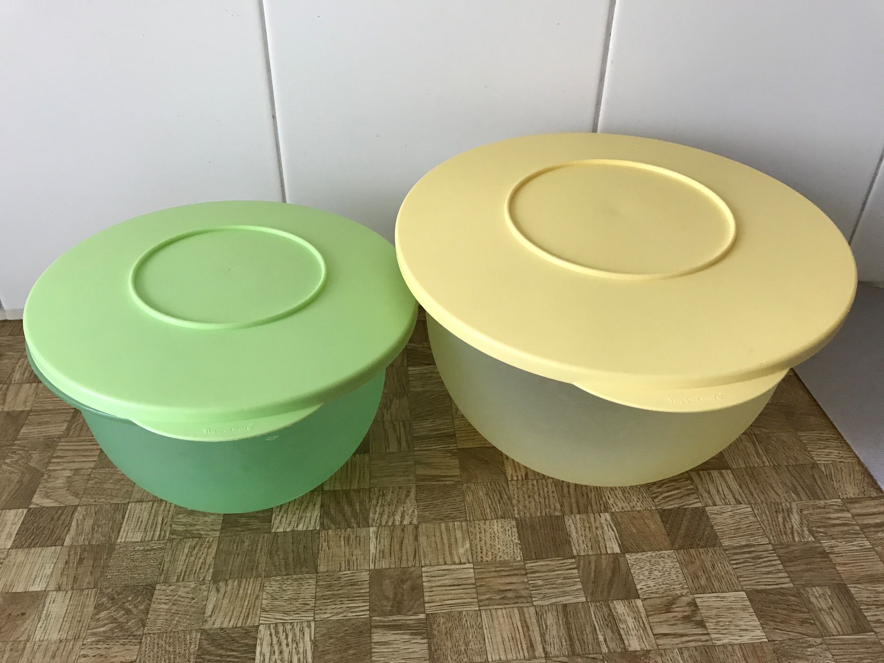Tupperware Contenitori & Simili: Tupperware    2 Schüsseln mit Deckel – Usato da Birmensdorf ZH venduto da Hilhan