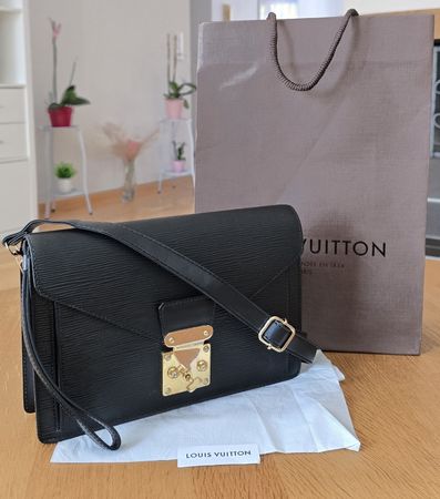 Louis Vuitton Epi SellierDragonne Clutch/Crossbody Epi Leder