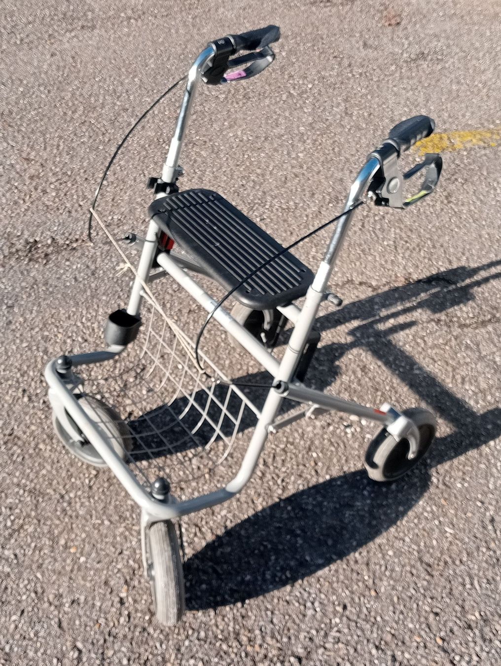 Ausili per la deambulazione: Déambulateur 4 roues avec siège et panier - Occasion – Usato da La Chaux-de-Fonds venduto da Airnessman