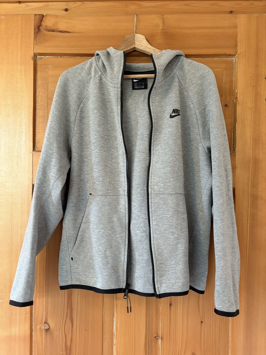 Nike Giacche: Graue Nike Kapuzenjacke im Grösse S – Usato da Frauenfeld venduto da lin_77m9 2