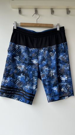 Short Adidas bleu/noir, taille 15-16A