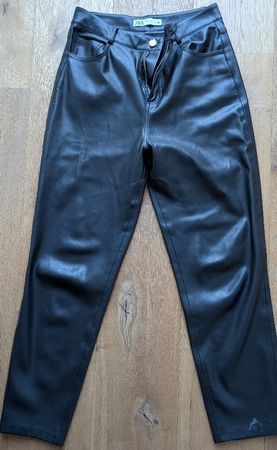 Coole Kunstlederhose von Zara - Grösse 36 - Schwarz