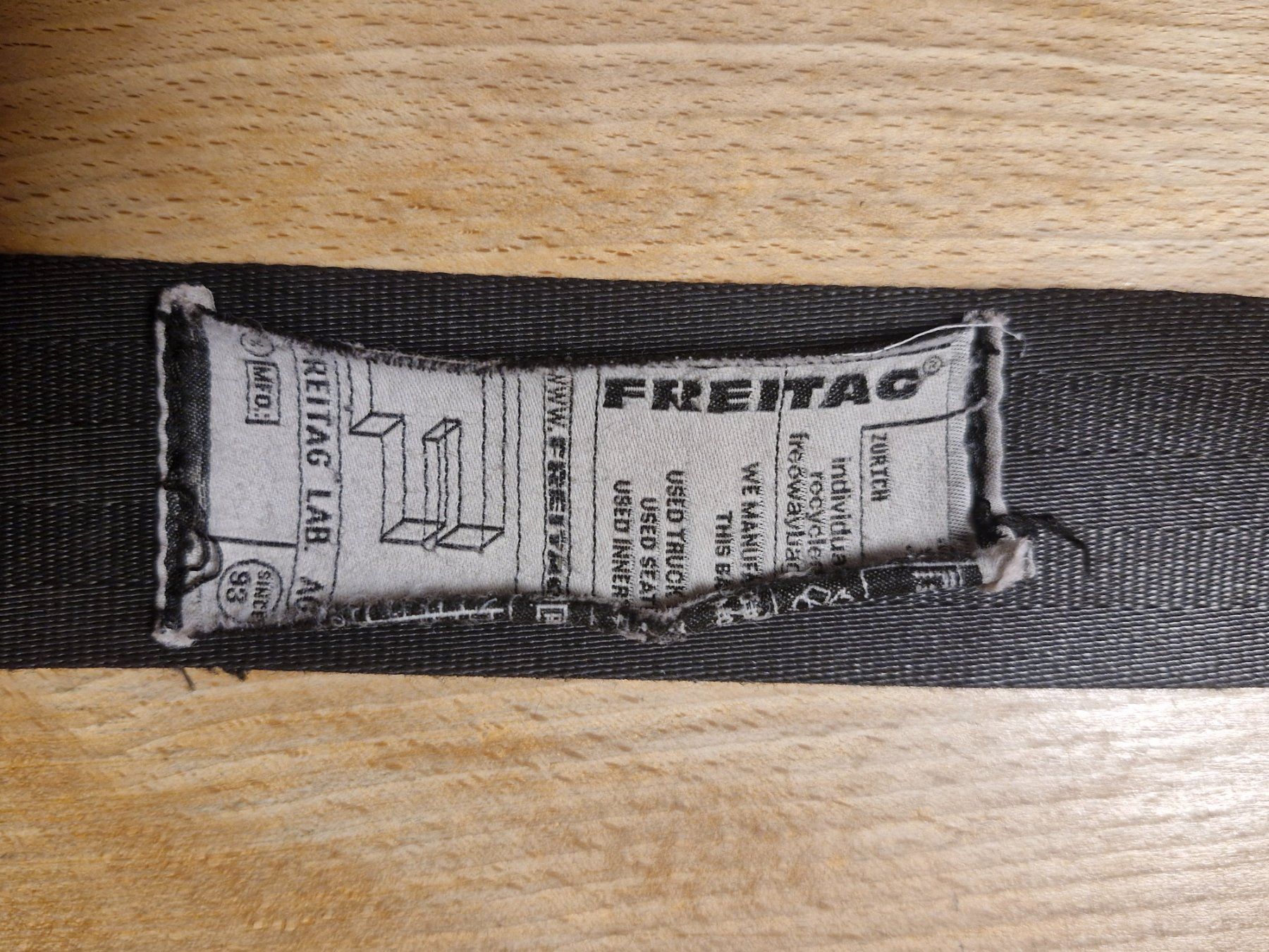 Freitag Taschen: Rot/Graue Freitag Top Cat Tasche, Gebraucht – Gebraucht aus Wiesendangen von enbtracked 2