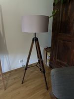 Stehlampe im Tripod-Design