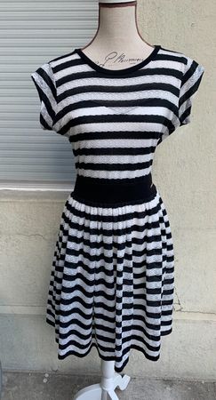 Superbe robe marinière GUESS maille dentelle t.42