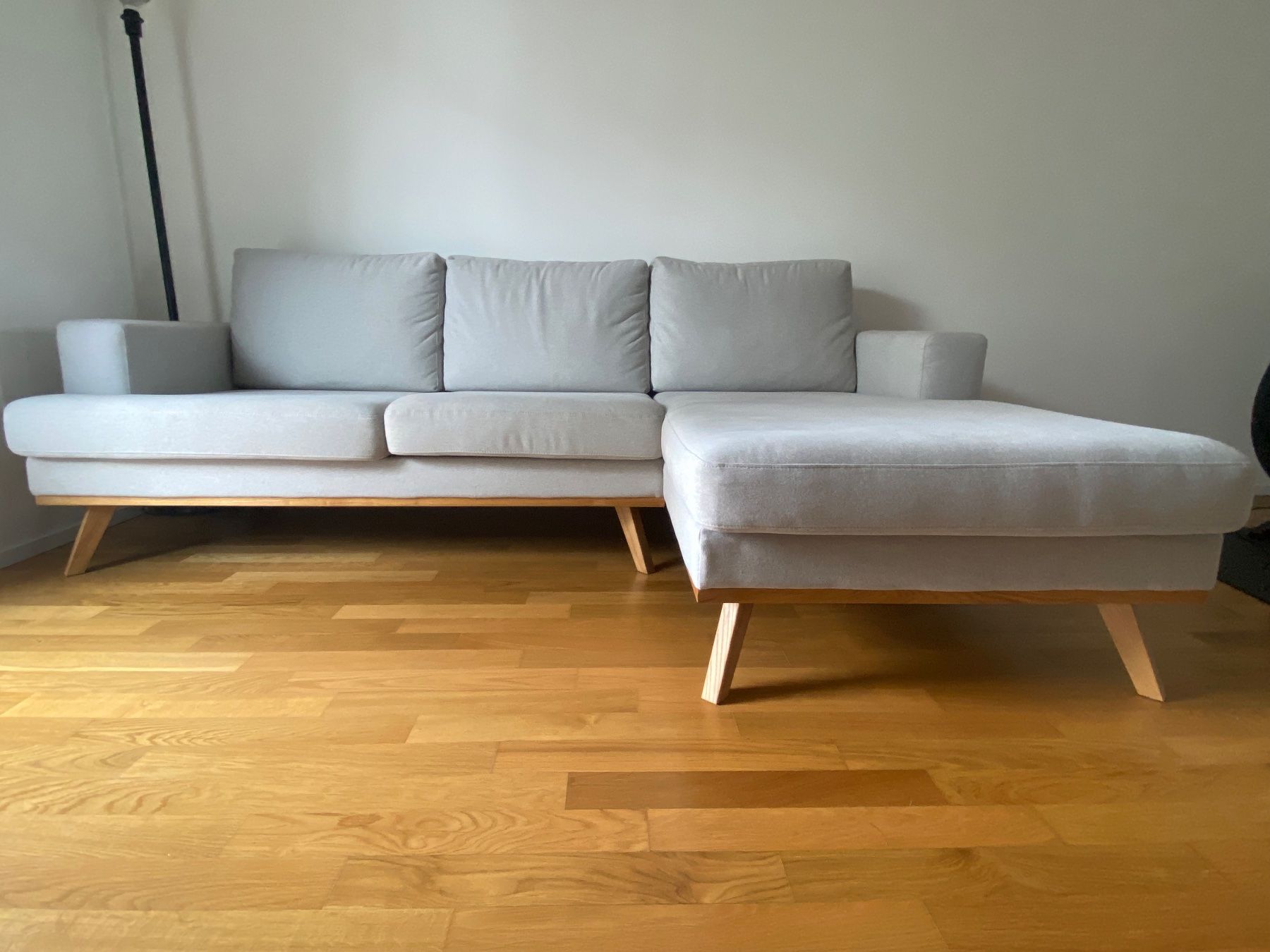 Sofas: Ecksofa hellgrau Scandi Stil mit Holzfüssen – Gebraucht aus Glattbrugg von sch_tp2h 1