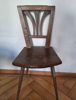 antiker handgearbeiteter stuhl