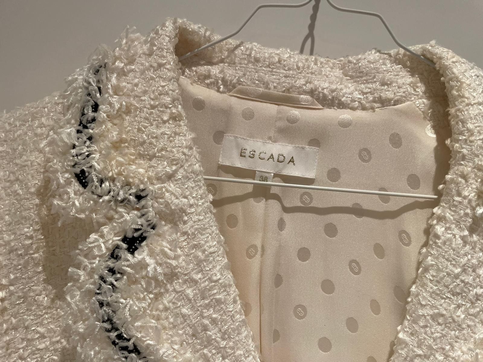 Escada Giacche: Escada Kurzblazer aus Bouclé/Tweed – Usato da Reinach BL venduto da pinusmugo 2