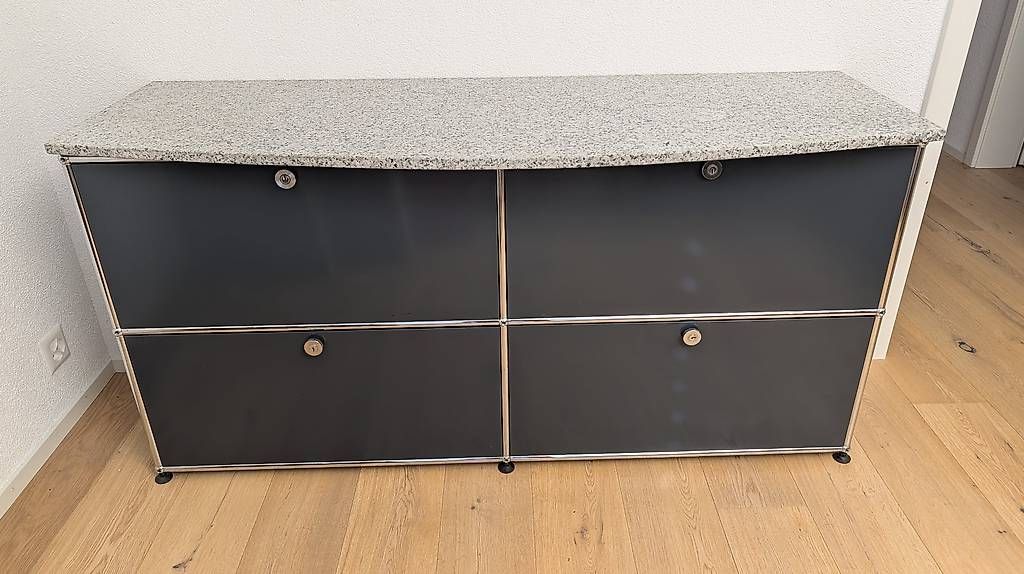 USM Commodes: USM Haller Sideboard mit Granitplatte – D'occasion à Aarwangen par Beelzebert