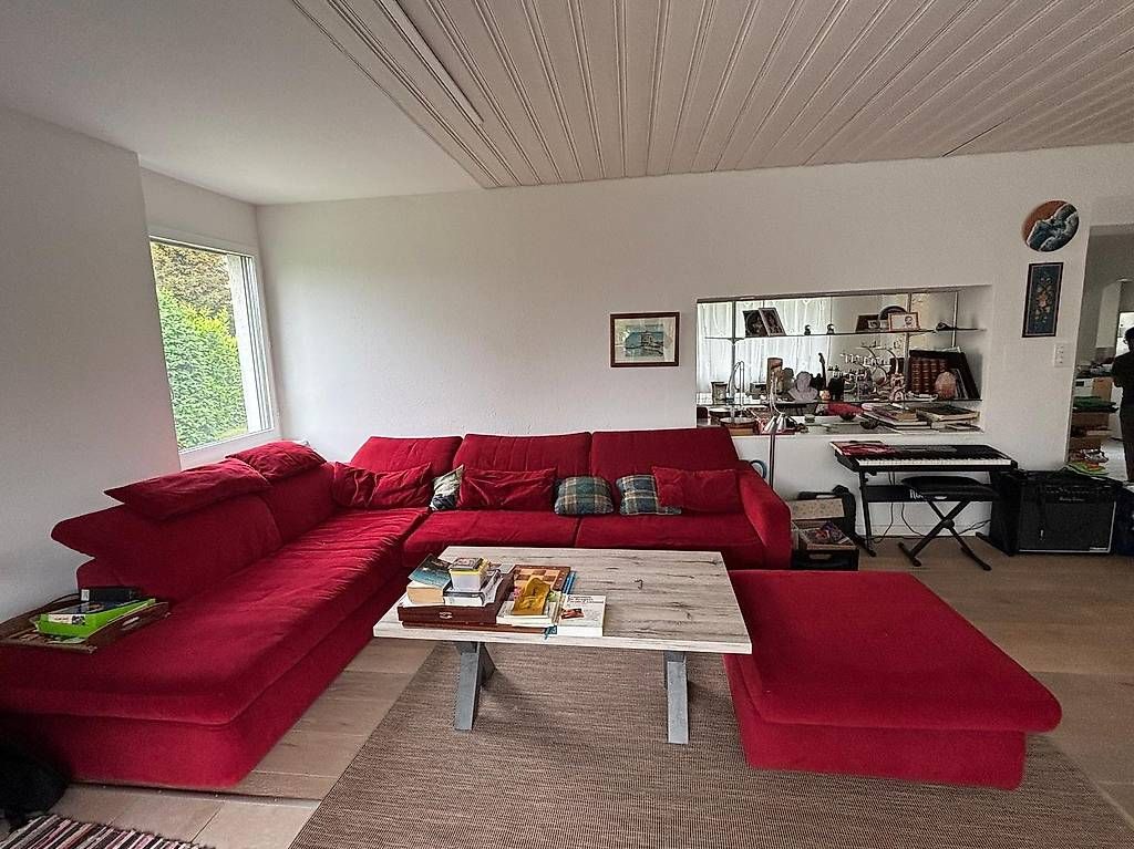 Divani: Rotes Sofa in Topzustand mit Hocker – Usato da Wollerau venduto da Snezhana_ 1