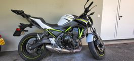Kawasaki Z650 Motorrad mit Topcase weiss Grösse M