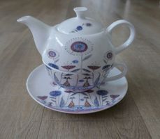 Teekanne mit Tasse und Teller