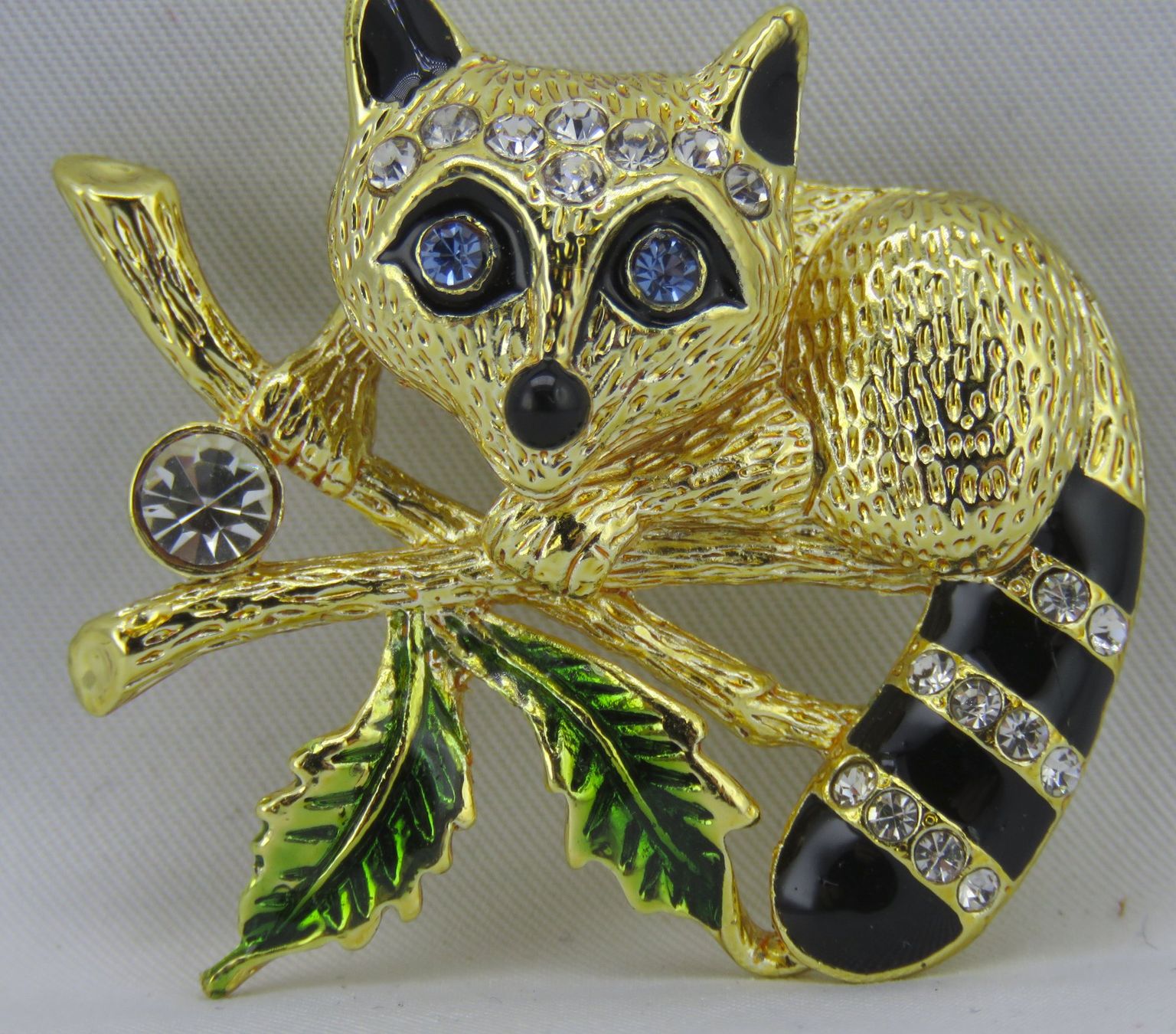 Broches & Aiguilles: Brosche - WASCHBÄR mit Glitzersteinen - Neu – Neuf avec emballage d'origine à Grenchen par Yamahwildstar16
