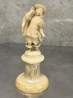Elfenbein Figur Musketier mit Hut und Mantel, ca. 1976