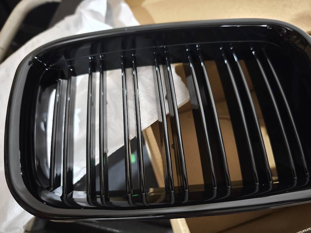 Toutes les pièces auto: BMW E36 VfL Nieren neu.M Streifen  – D'occasion à Zihlschlacht par rad_vvm9 1