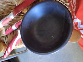 Schwarze Schale mit Modell 1997