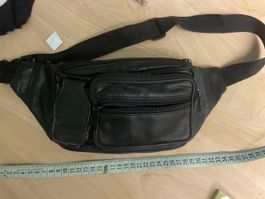Bauchtasche schwarz mit mehreren Fächern
