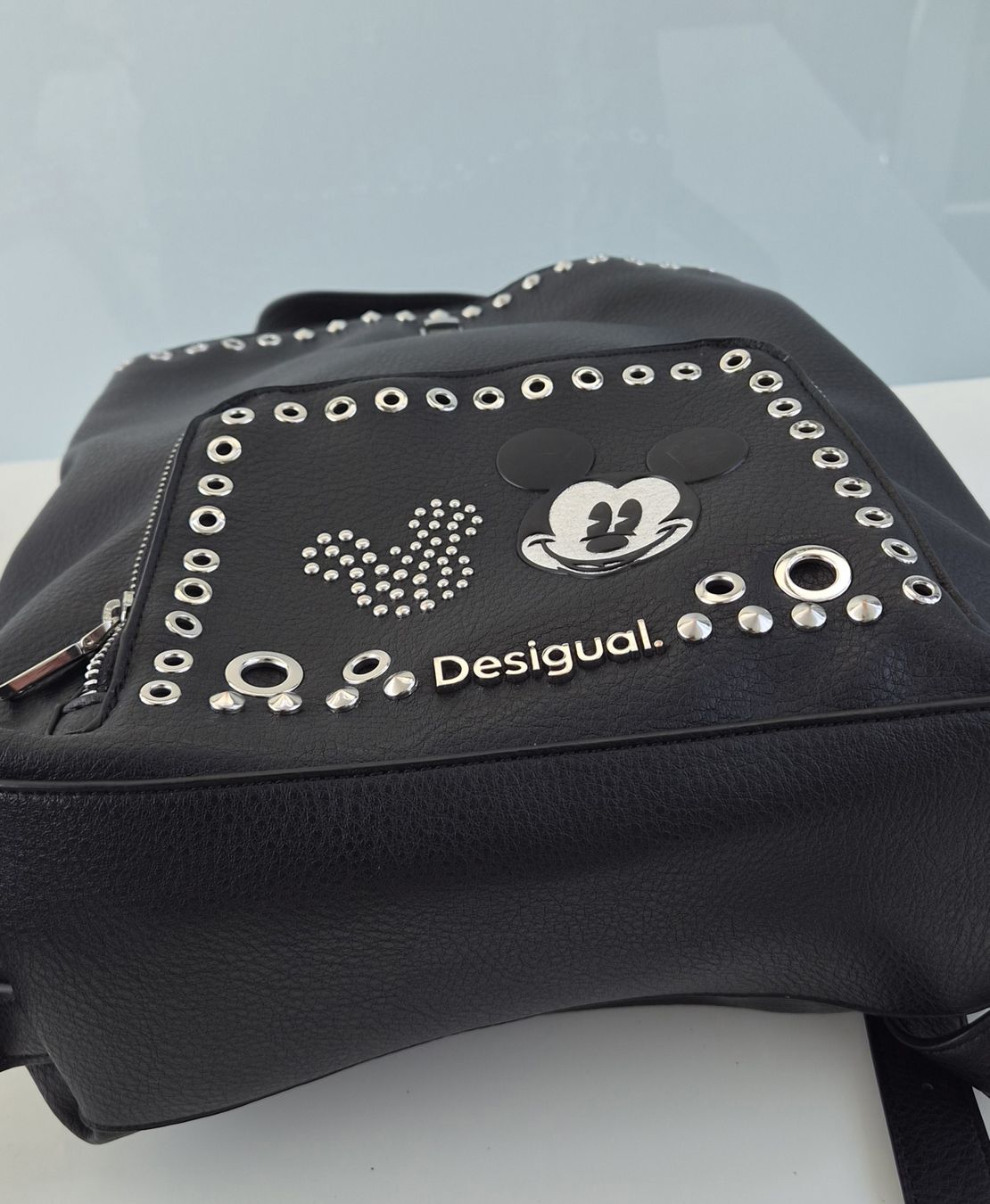 Desigual Zaini: Schwarzer Desigual Rucksack mit Mickey Mouse Nieten – Nuovo (secondo la descrizione) da Rapperswil SG venduto da lemiii 2