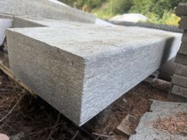 Drei Blockstufen aus Naturstein