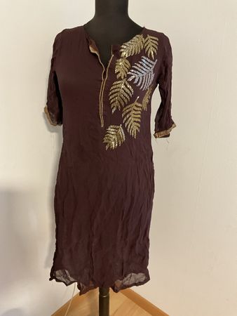 Braunes Herbstkleid mit goldenen Akzenten,
