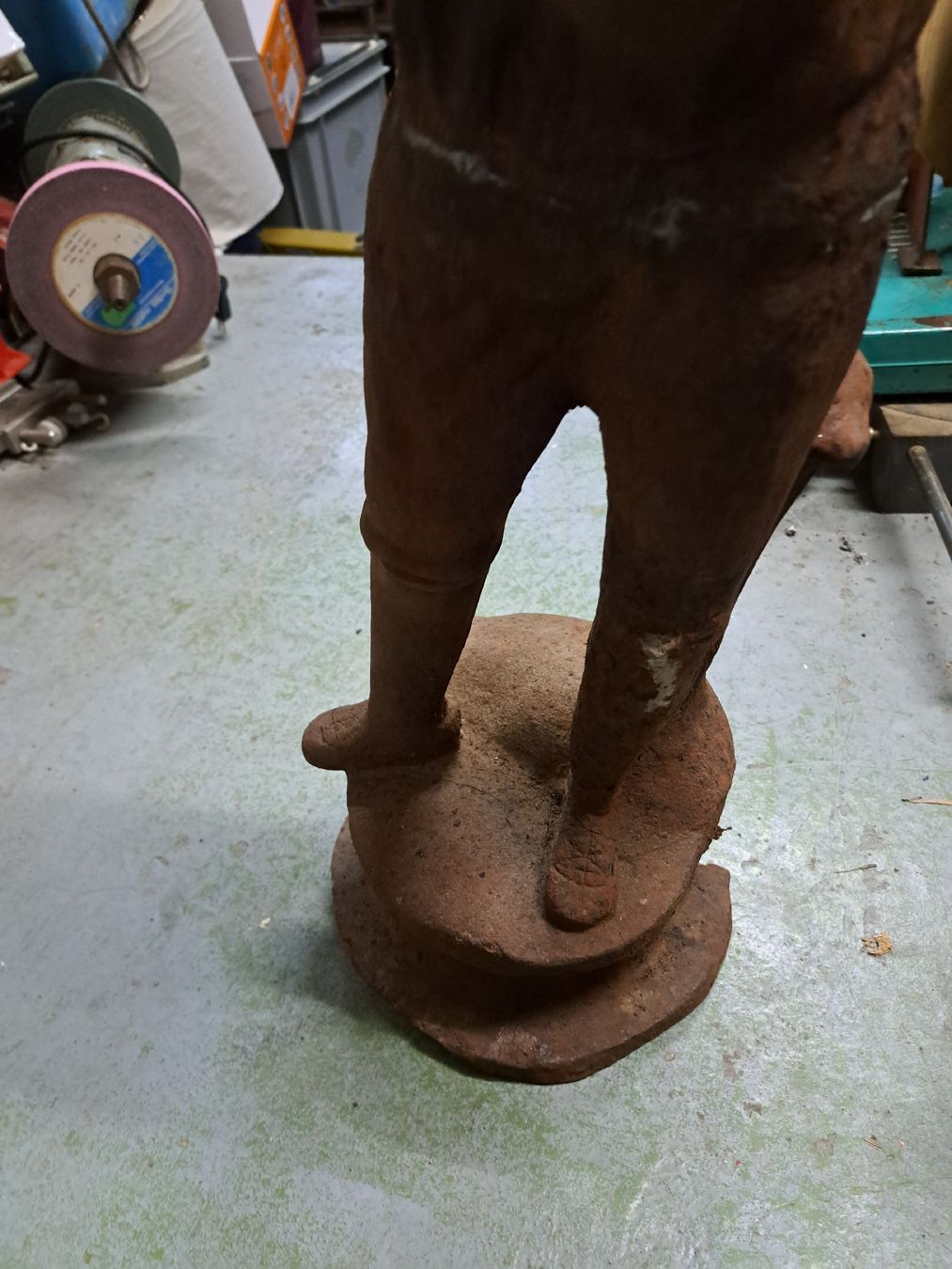 Figuren: Gusseisen Figur Bub mit Flöte Gartendekoration – Gebraucht aus Grossdietwil von hufi10 2