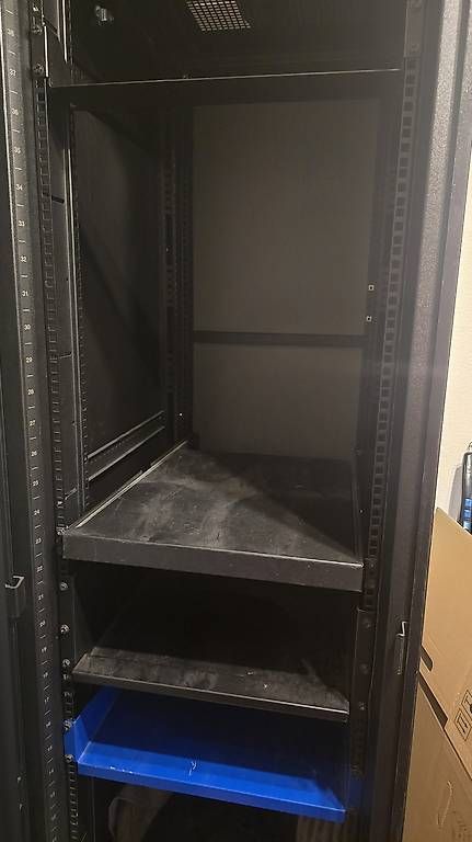 IBM Racks & Cavalletti: IBM Serverschrank Rack – Usato da Kerzers venduto da Mxrtivl