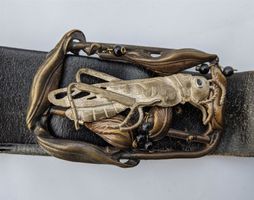 (N)INE : Ceinture "Sauterelle" en cuir brun, boucle bronze
