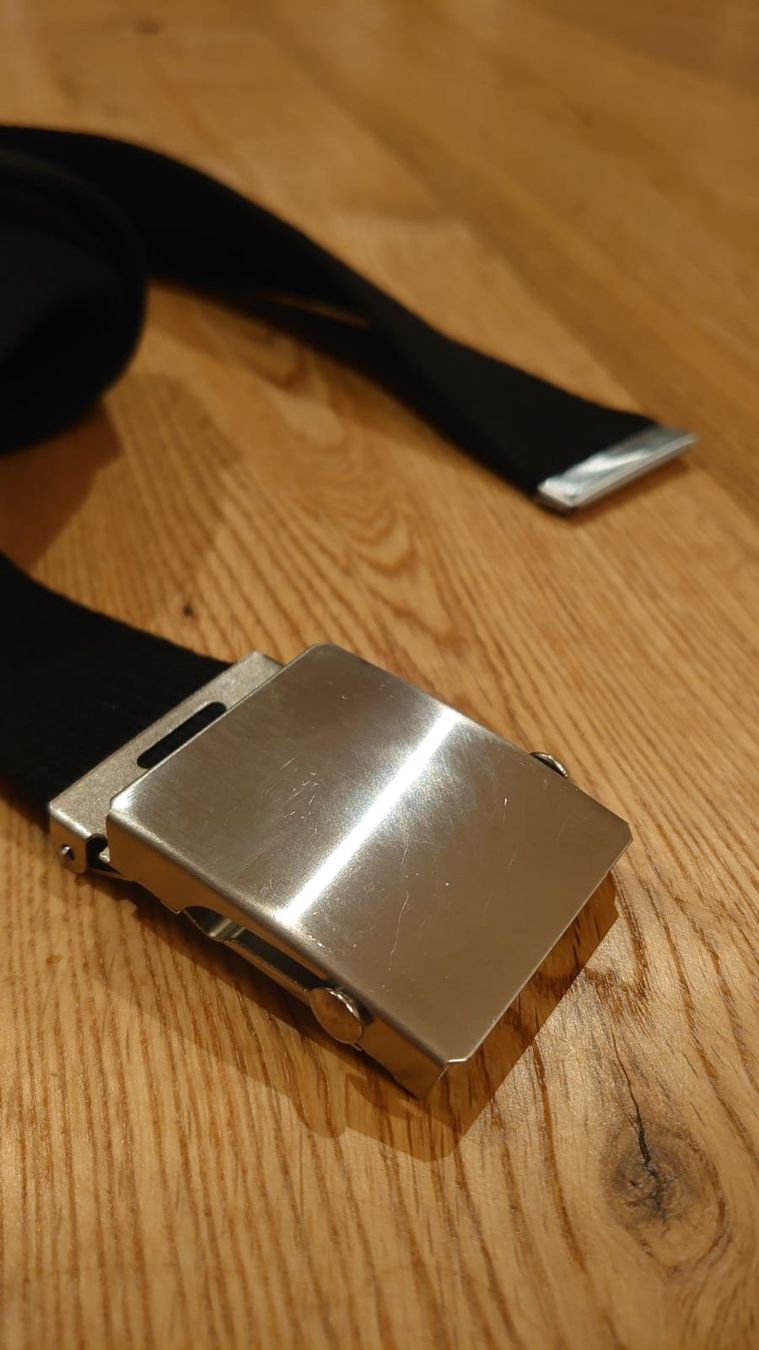 Cinture: Schwarzer Bandgürtel mit Metallschnalle – Nuovo (secondo la descrizione) da Toffen venduto da daenuu 1