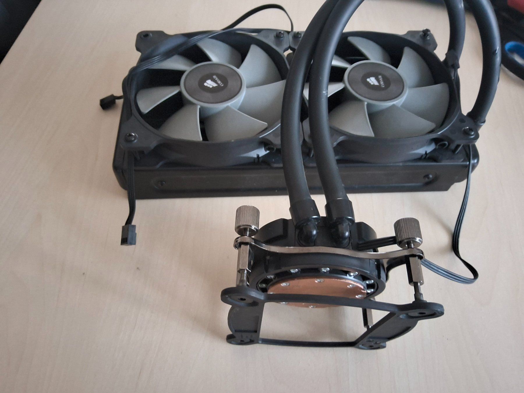 Corsair Custodie: CORSAIR Hydro Series H105 – Usato da Oberengstringen venduto da DelCtrl 1