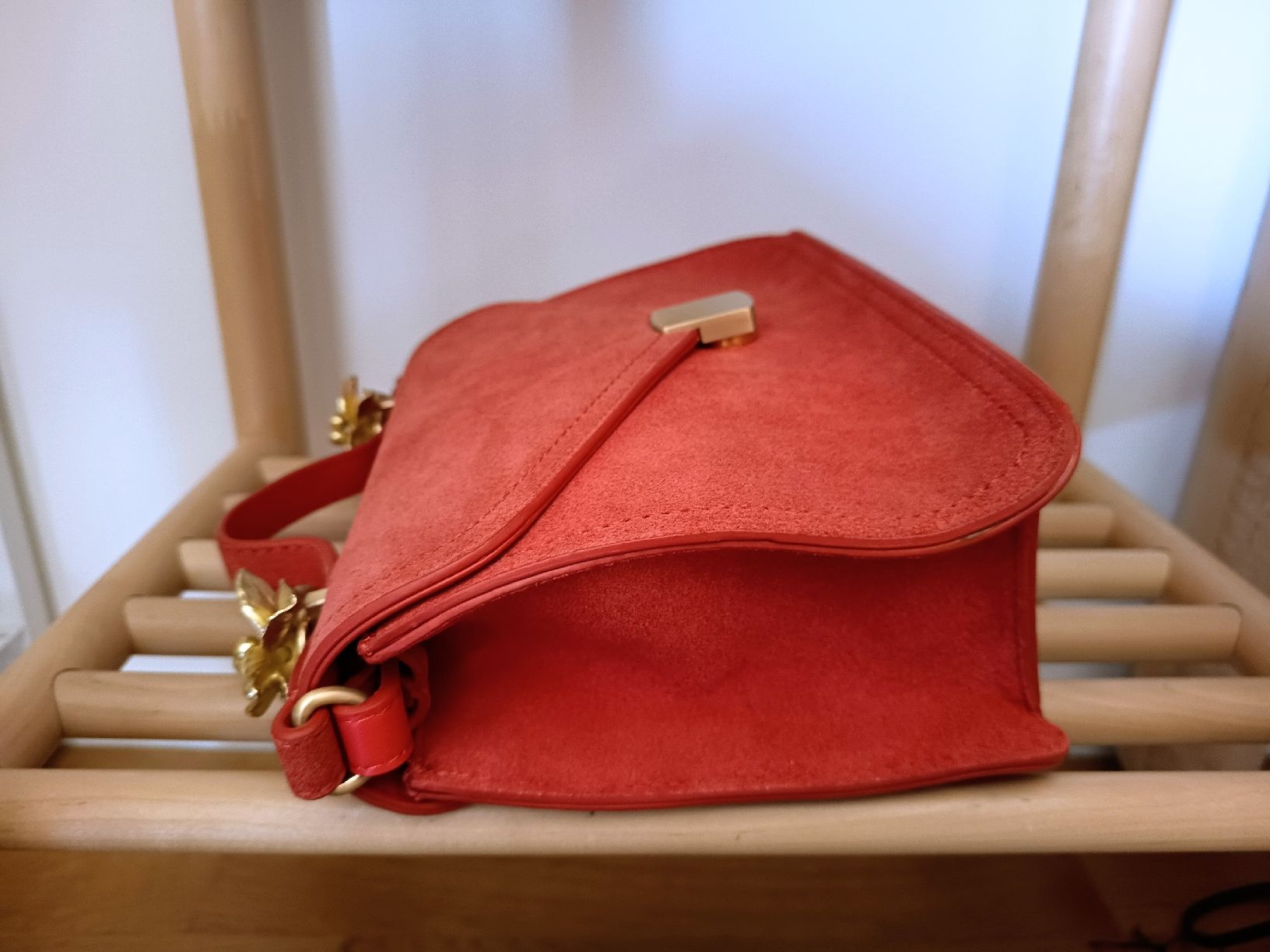 Taschen für Damen: Red Suede Handbag with Gold Flower Small Size – Gebraucht aus Basel von beg_6v7r 3