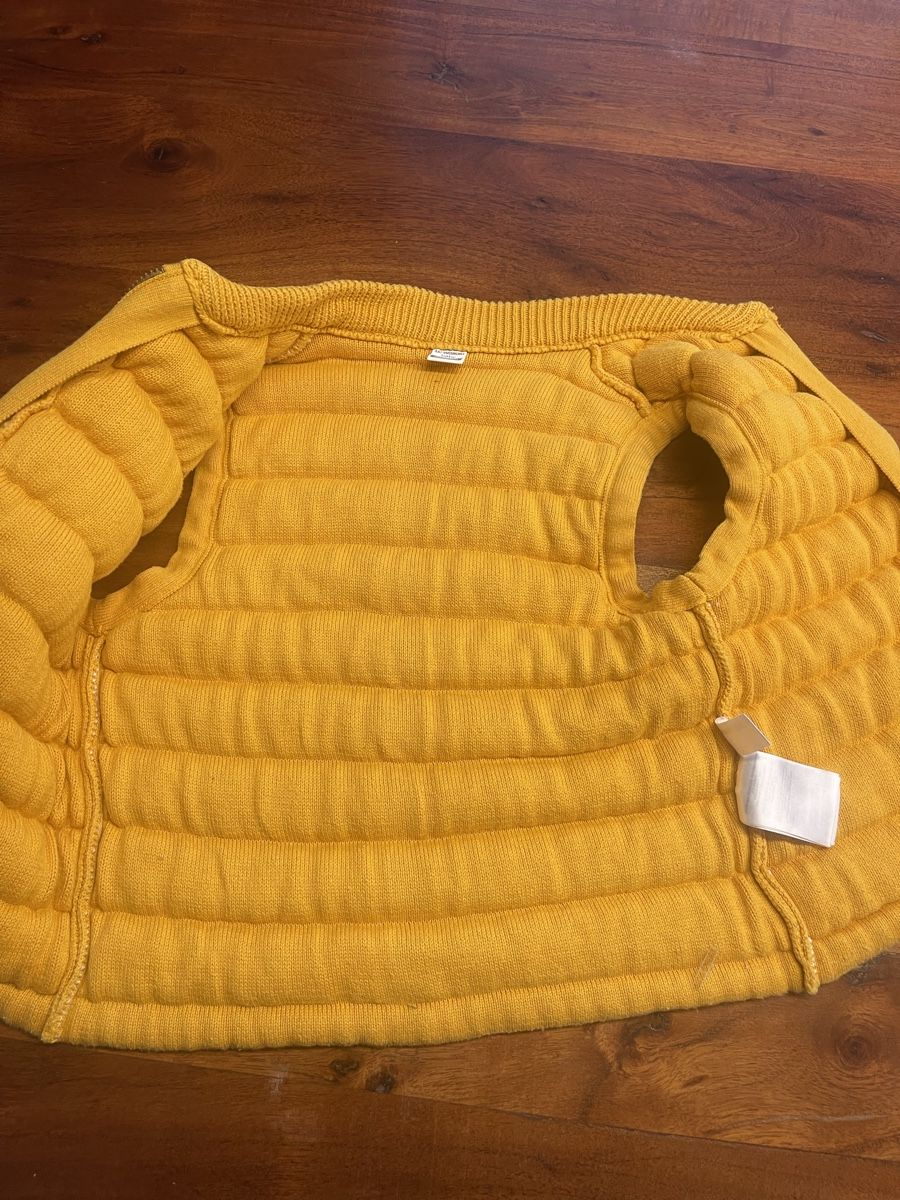 Gilets & Westen: Gelbe Strickweste Grösse 98 top Zustand – Gebraucht aus Oftringen von Makeq 2