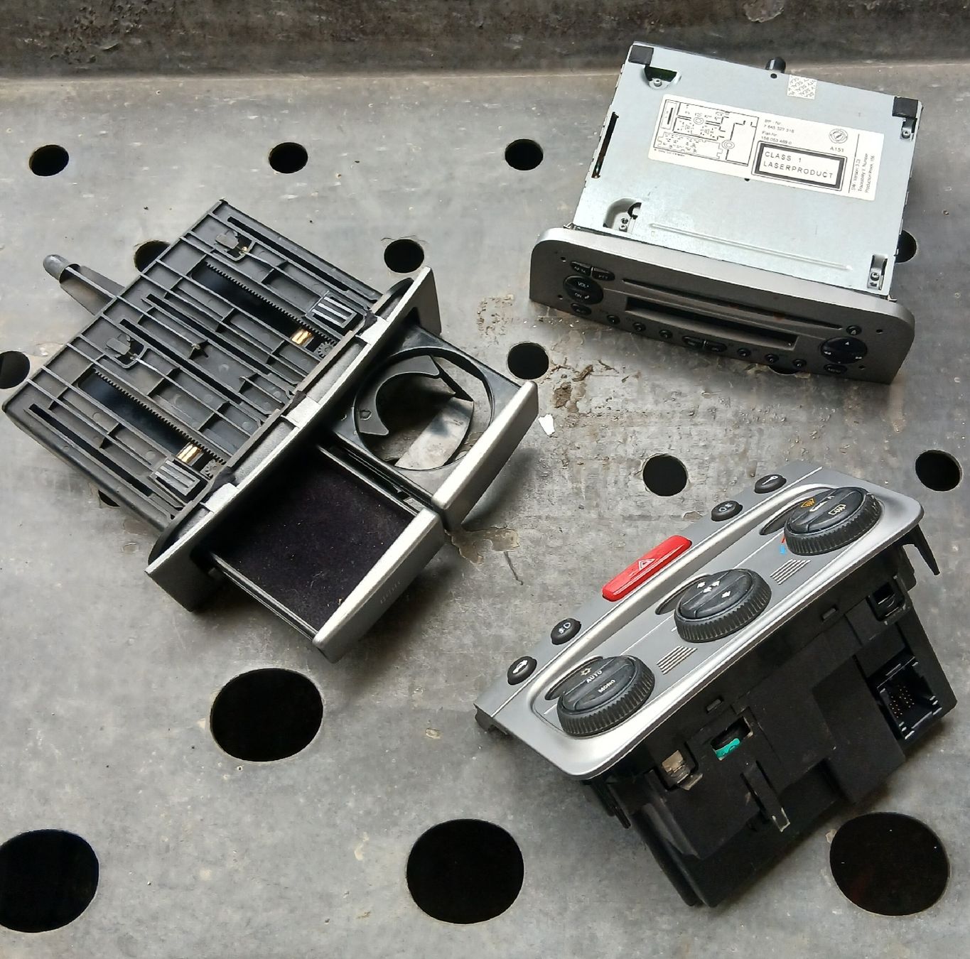 Alfa Romeo Tutti pezzi di ricambio auto: Console Alfa Romeo 147 2000-2010  – Usato da la heutte venduto da Auto-stock 1