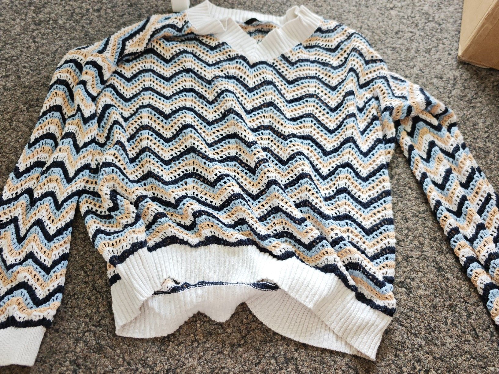 Maglioni & Felpe: Stylish Summer Knit Sweater - Zigzag Pattern, Size S – Usato da Bern venduto da Wei_6031