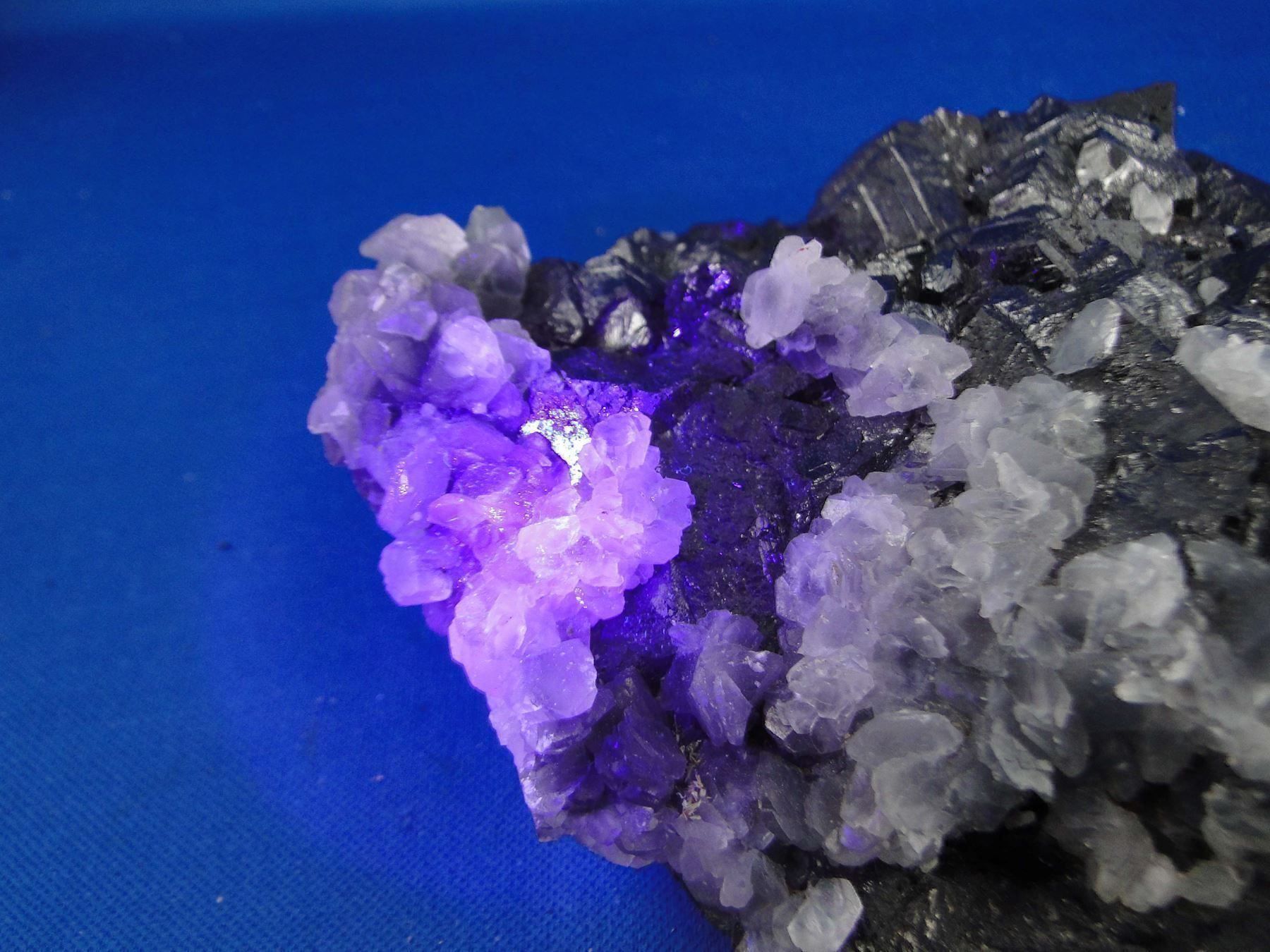 Minerali & Pietre curative: Sphalerit mit Calcit (UV-Pink) – Usato da Schinznach Bad venduto da Demerald 7