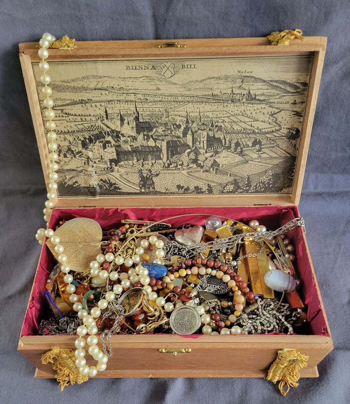 Cassapanche: Schatztruhe D mit 1,8 kg Schmuck, – Usato da Nidau venduto da Polebloe