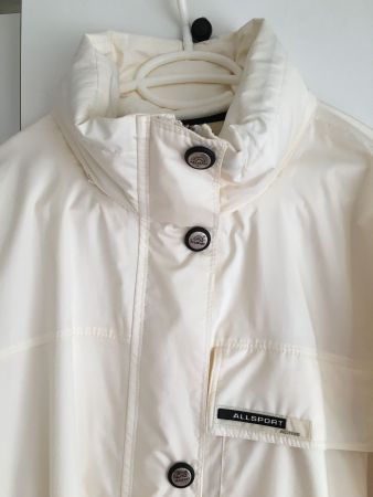Moderne sportliche Windjacke, Farbe Ivory