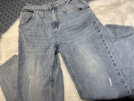Pantalon en jean bleu clair délavé bon  état 