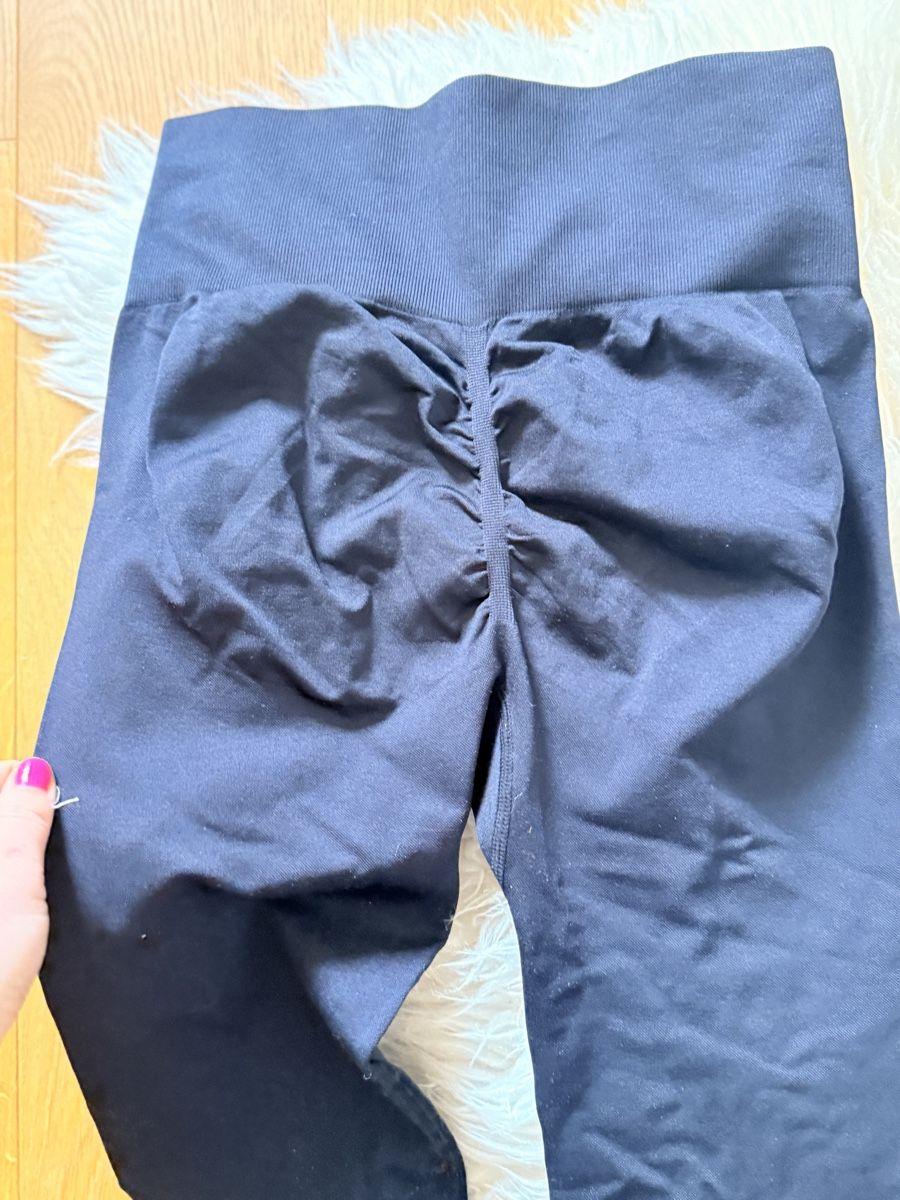Leggings: Schwarze Leggings mit Raffung, neu, Grösse M – Nuovo (secondo la descrizione) da Dotzigen venduto da White_Warrior 1