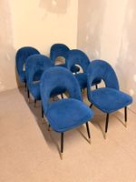 Moderne gepolsterte Esszimmerstühle mit blauem Samtstoff