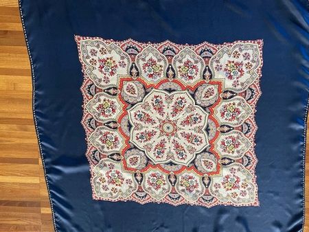 Blau-bunt orginell bestickter Foulard