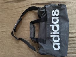 Adidas Sporttasche schwarz mit Schultergurt gebraucht