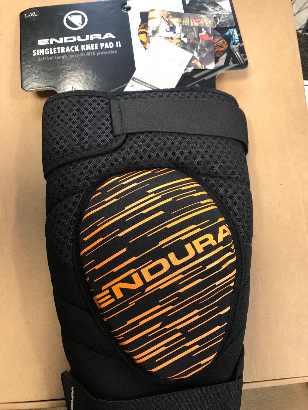 Endura Protezioni & Imbottiture: Endura Singletrack Knee Pad  L-XL – Nuovo e nell'imballaggio originale da St Moritz venduto da mtb-rider76