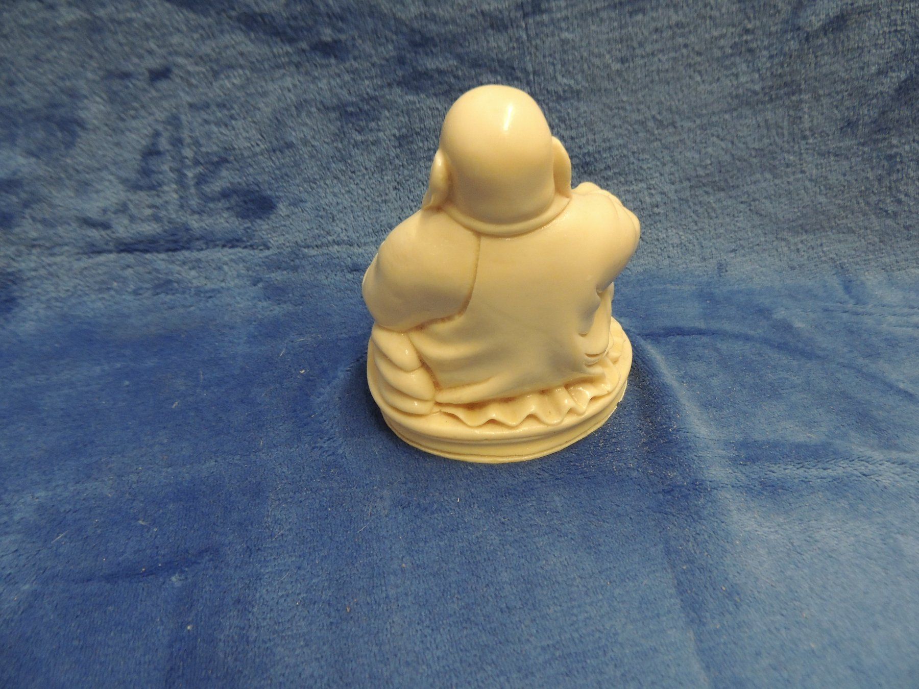 Figurines: Sitzender Buddha weiss aus Kunststoff – D'occasion à Mollis par Hg 1