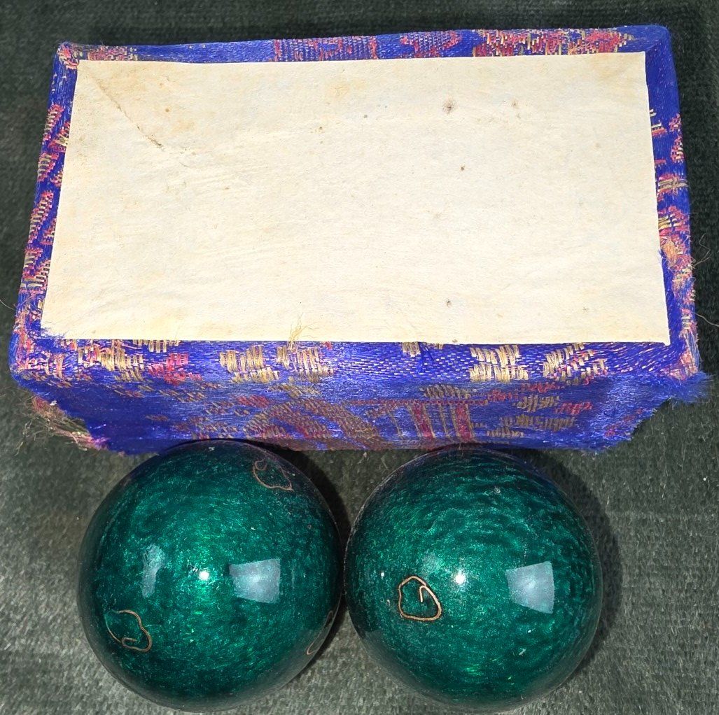 Dispositivi per massaggi: Qi-Gong Kugeln / Baoding Balls im Drachen-Design m. Box – Usato da Flums venduto da Flumsantik 2