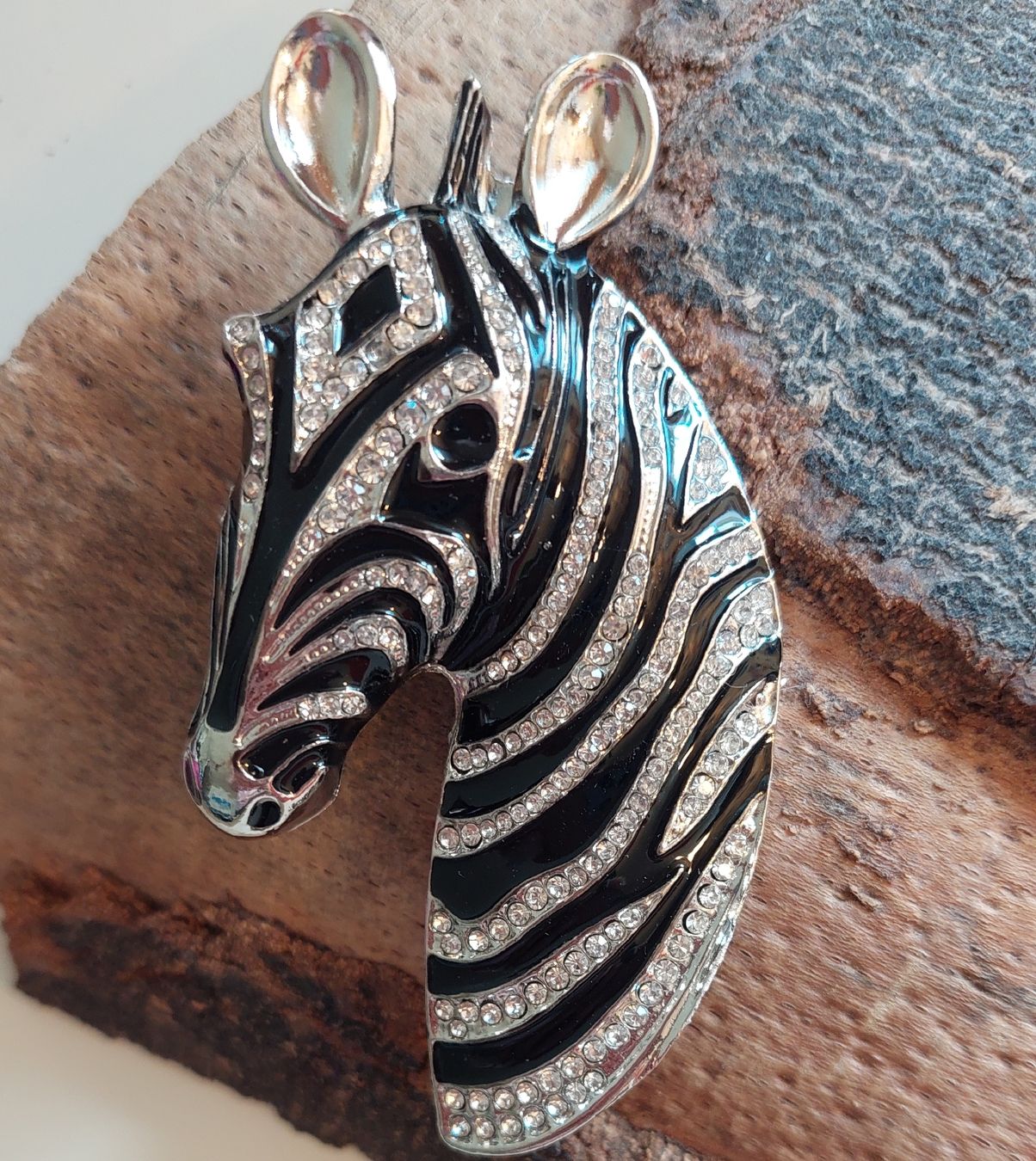 Spille & Fermagli: Tolle Zebra Brosche, silberfarbig und schwarz mit Strass – Nuovo (secondo la descrizione) da Oberwil BL venduto da Hunajakakku 2