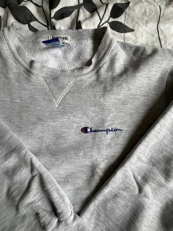 grey crewneck sweatshirt