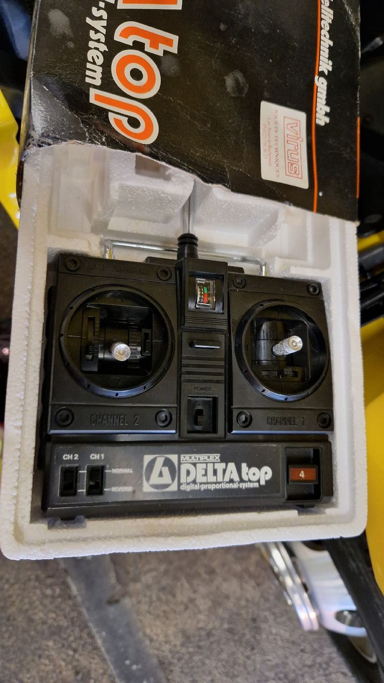 Telecomando: télécommande Delta Top RC avion ou autre – Usato da Les Acacias venduto da str_6prq