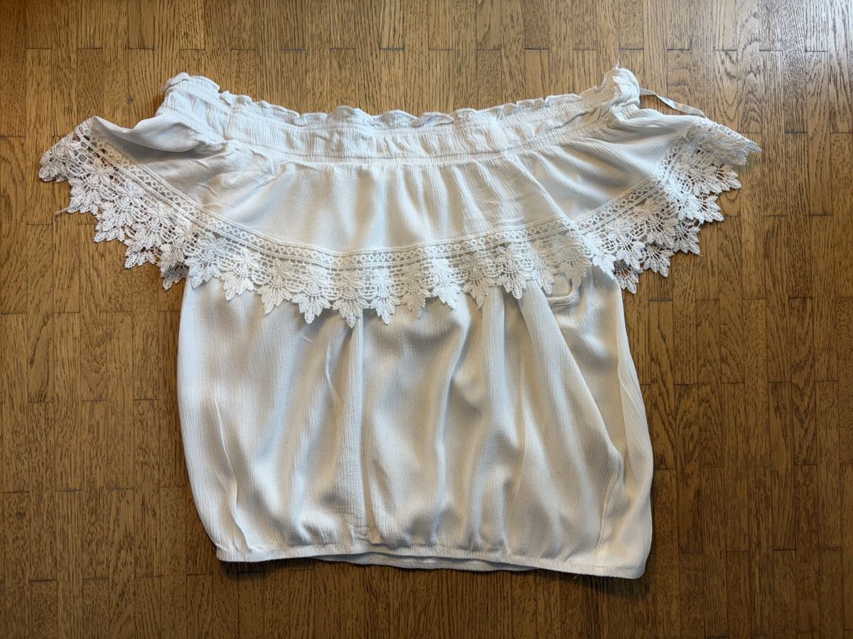 Camicette: White Lace Trim Off-Shoulder Blouse – Usato da Chêne-Bougeries venduto da emma.li