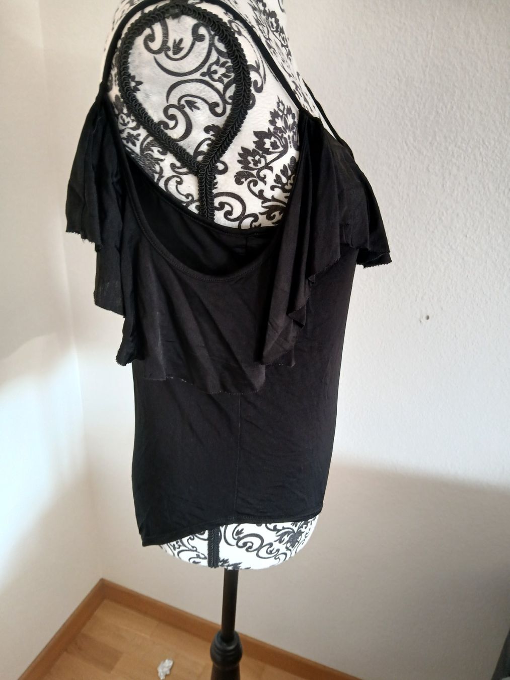 Top: Schwarzer Body mit Carmen-Ausschnitt Grösse M – Usato da Glattbrugg venduto da fin_66d8 2