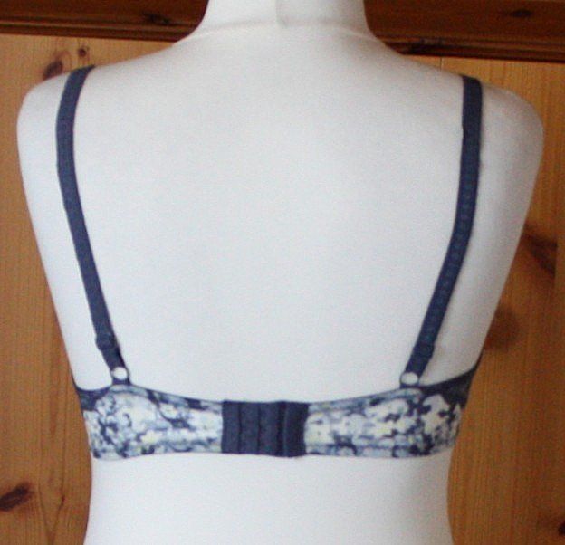 Altra biancheria intima: BH blau-vanille-eierschale Gr. L (55) – Usato da Flüelen venduto da Diversicum-Textil 4